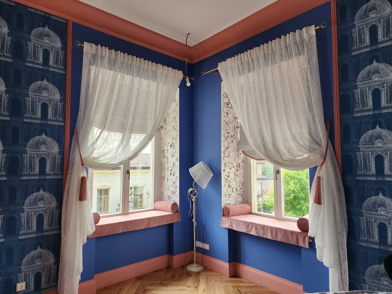 Терракота и синий акцент